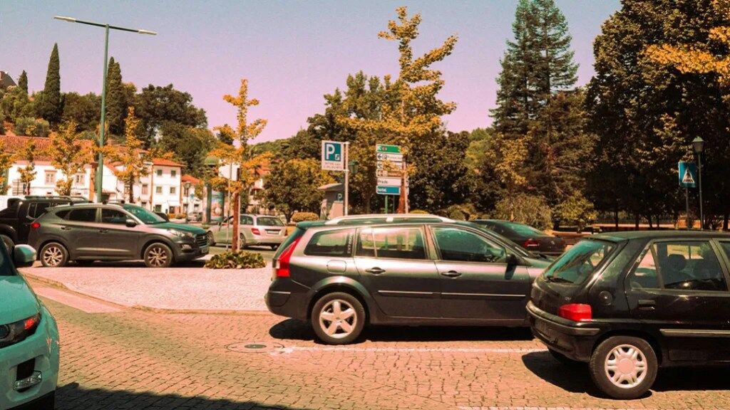 Carros estacionados numa zona regulada em Lisboa