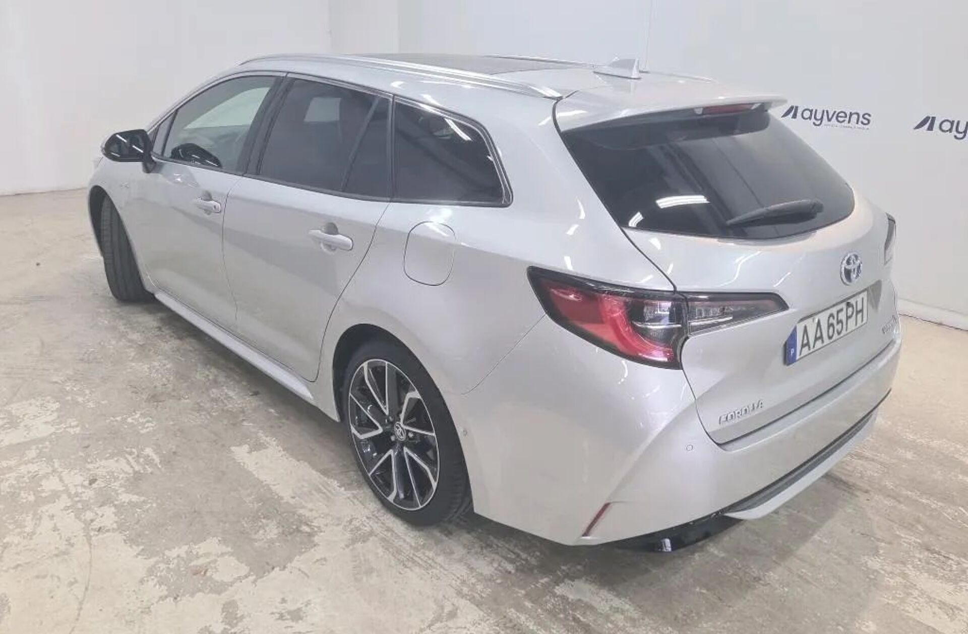 TOYOTA Corolla 2.0 Hybrid Luxury Black