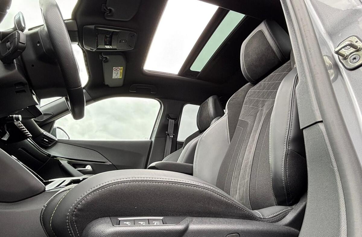 PEUGEOT 2008 1.2 PureTech GT EAT8