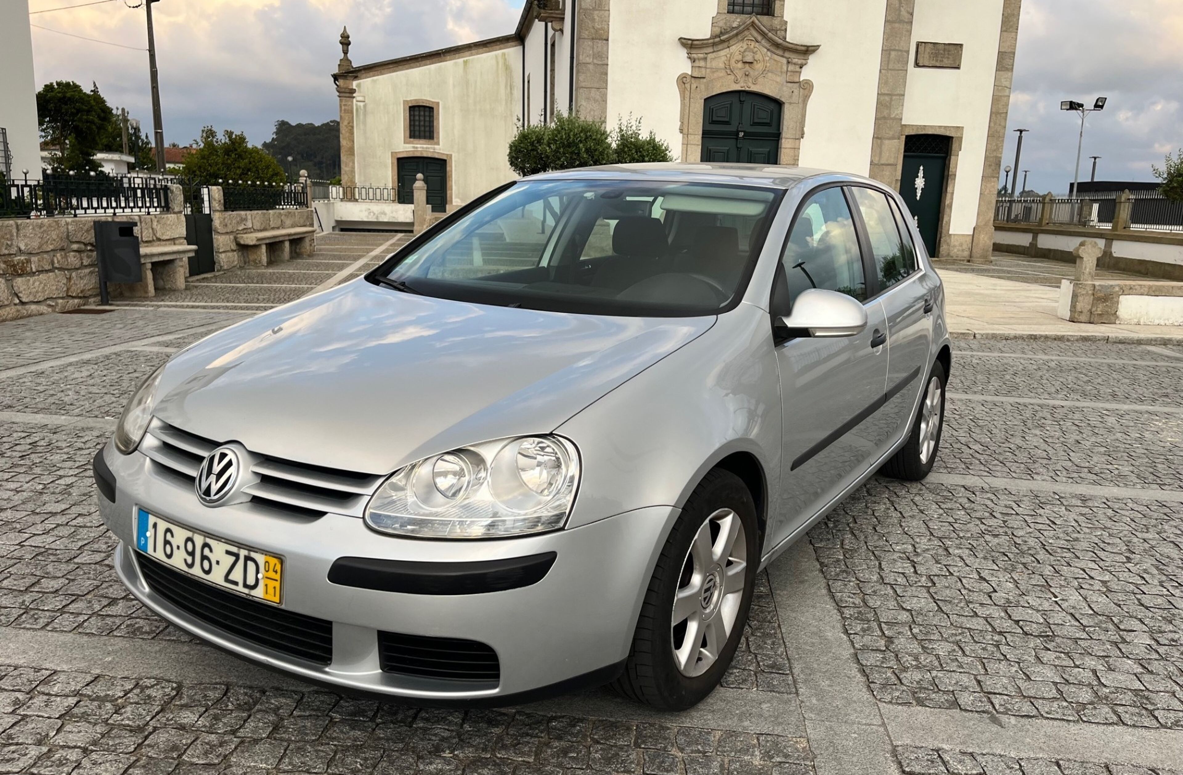 VOLKSWAGEN Golf Confortline 90cv