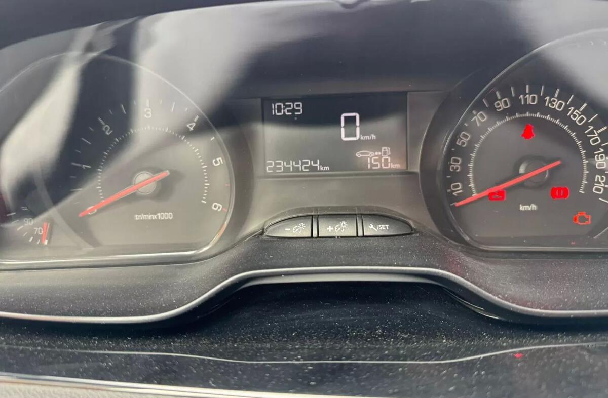 PEUGEOT 208 1.4 HDi Allure