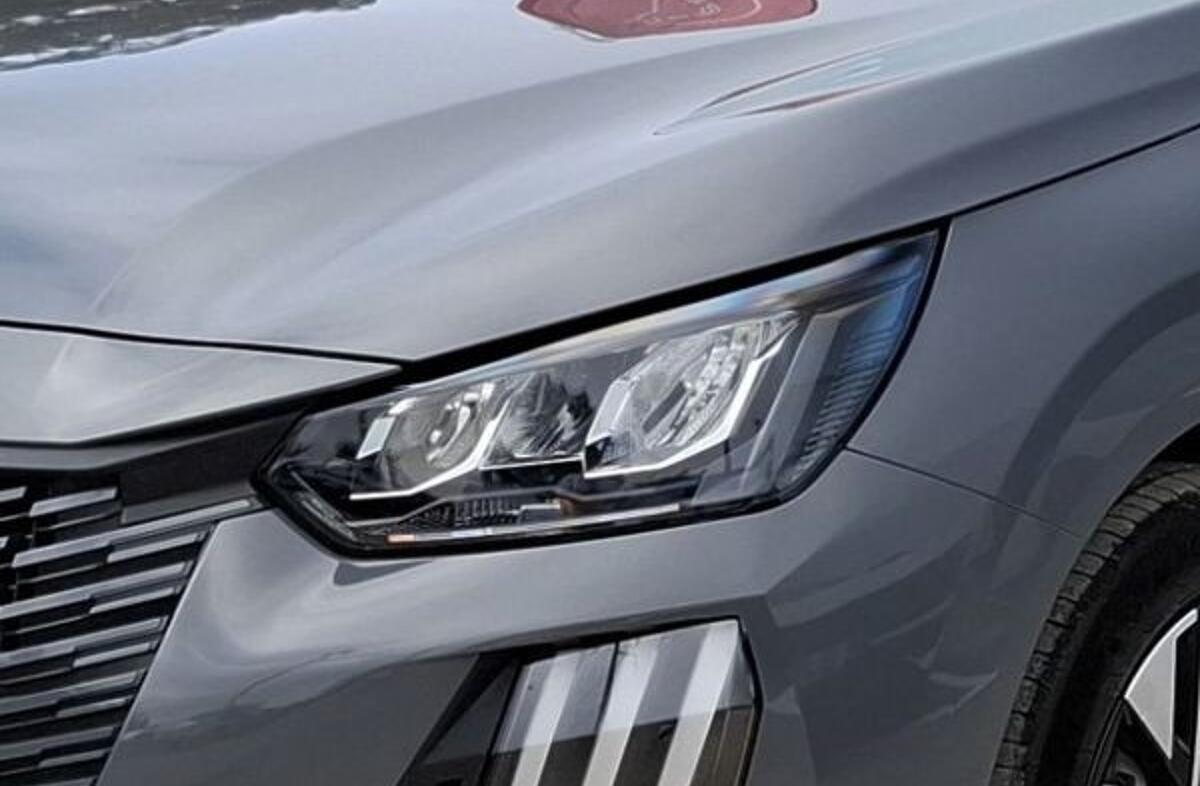 PEUGEOT 208 1.2 Hybrid Allure e-DCS6