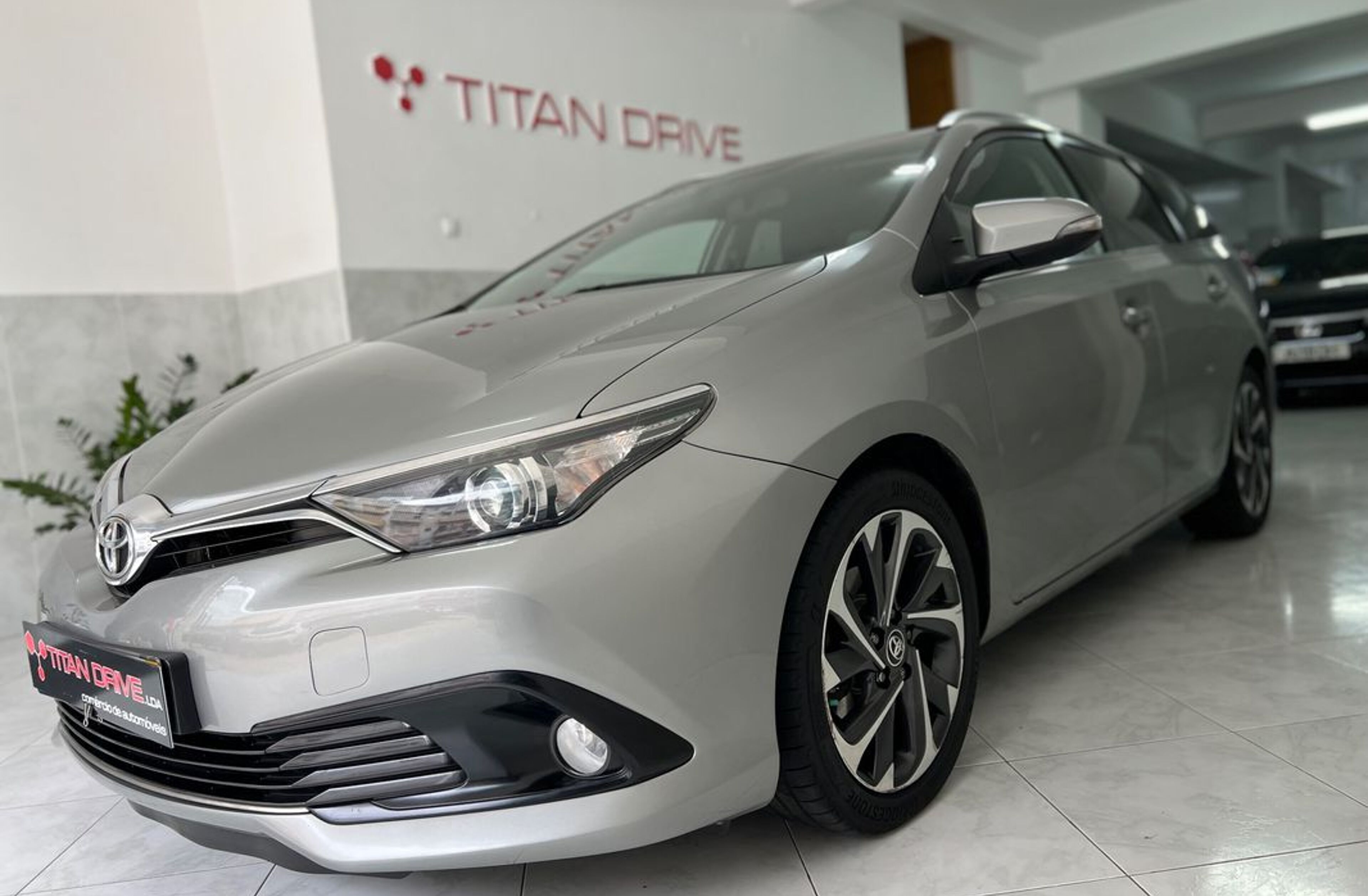 TOYOTA Auris 1.6 D-4D Comfort +P.Sport+Navi