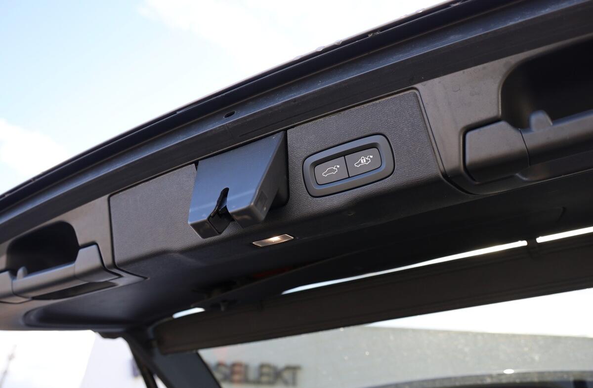 VOLVO XC60 2.0 T6 PHEV Plus Bright AWD