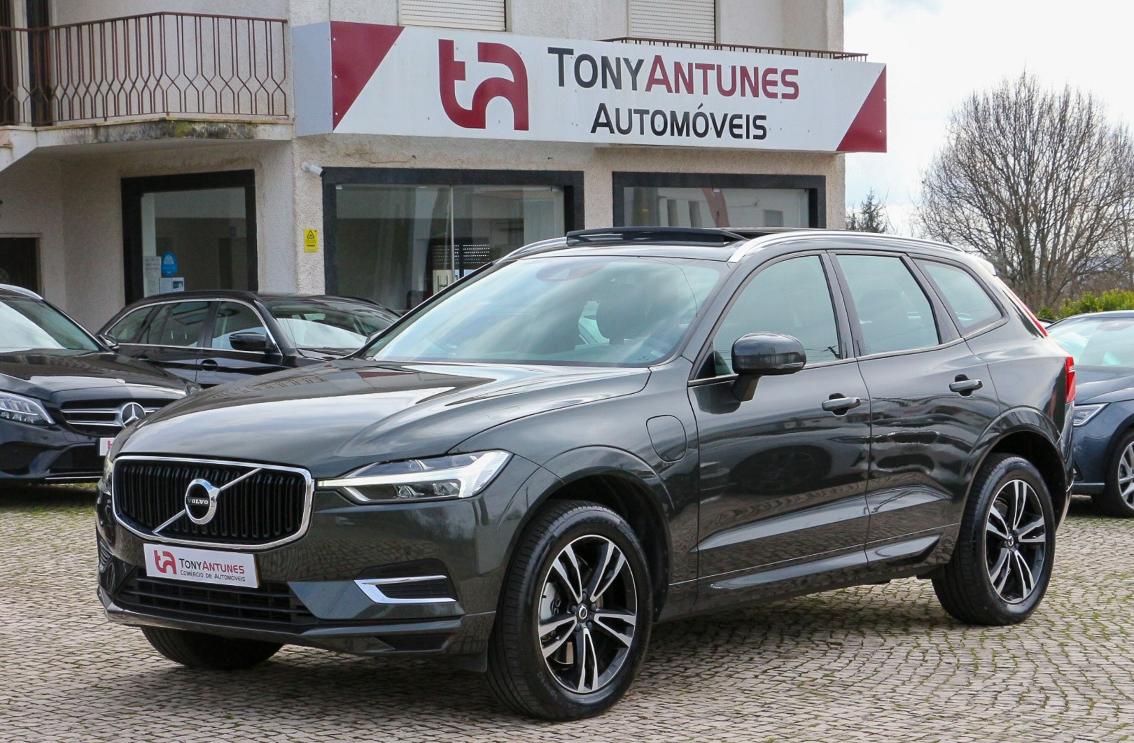 VOLVO XC60 2.0 T8 PHEV Momentum AWD