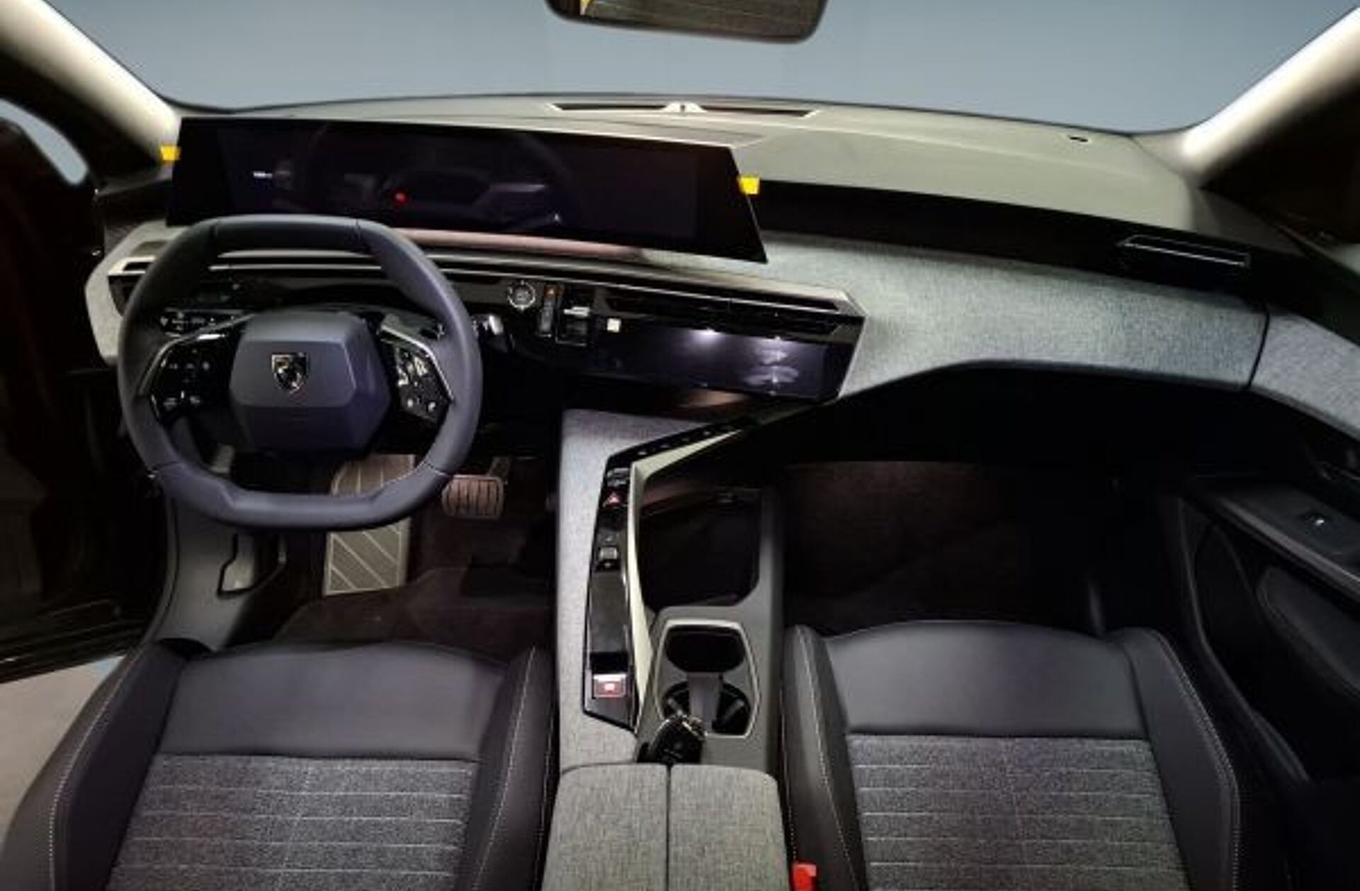 PEUGEOT 5008 1.2 Hybrid Allure e-DCS6