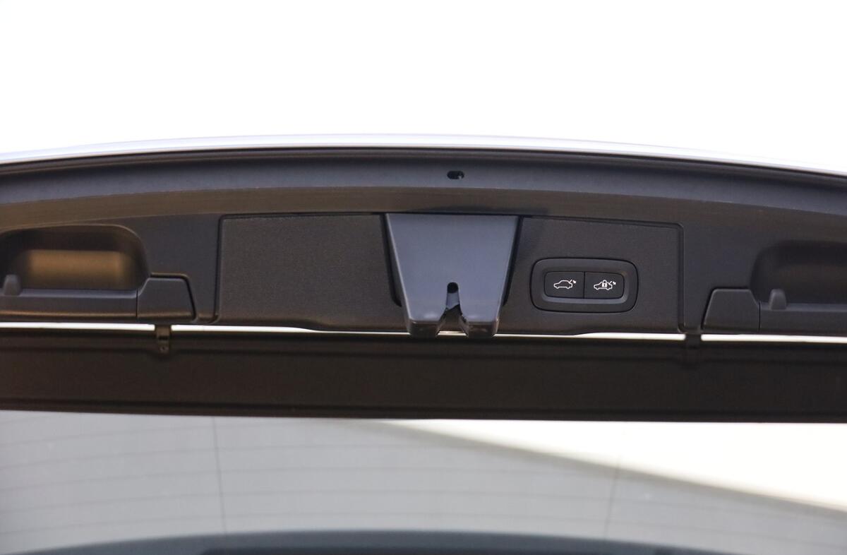 VOLVO XC60 2.0 T8 PHEV Plus Bright AWD