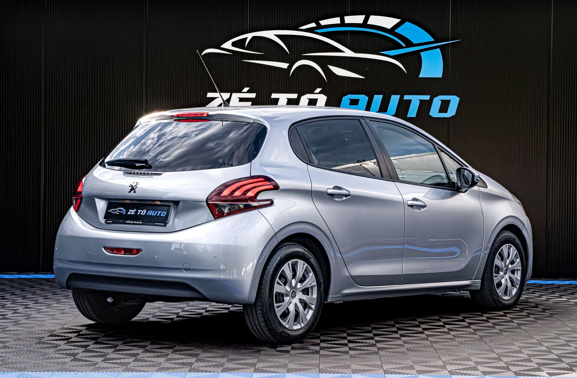 PEUGEOT 208 1.6 BlueHDi Style