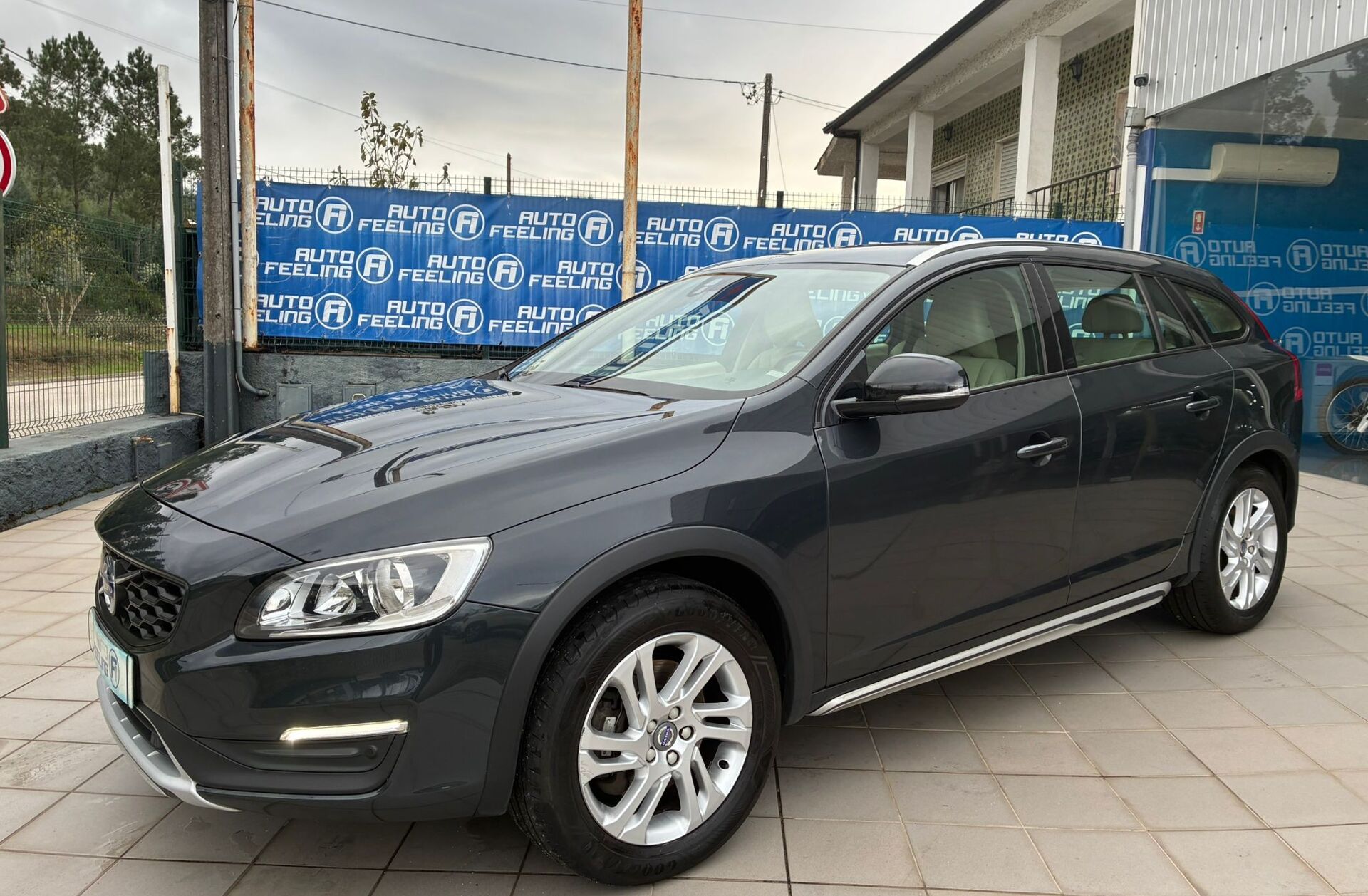 VOLVO V60 CC 2.4 D4 Momentum AWD