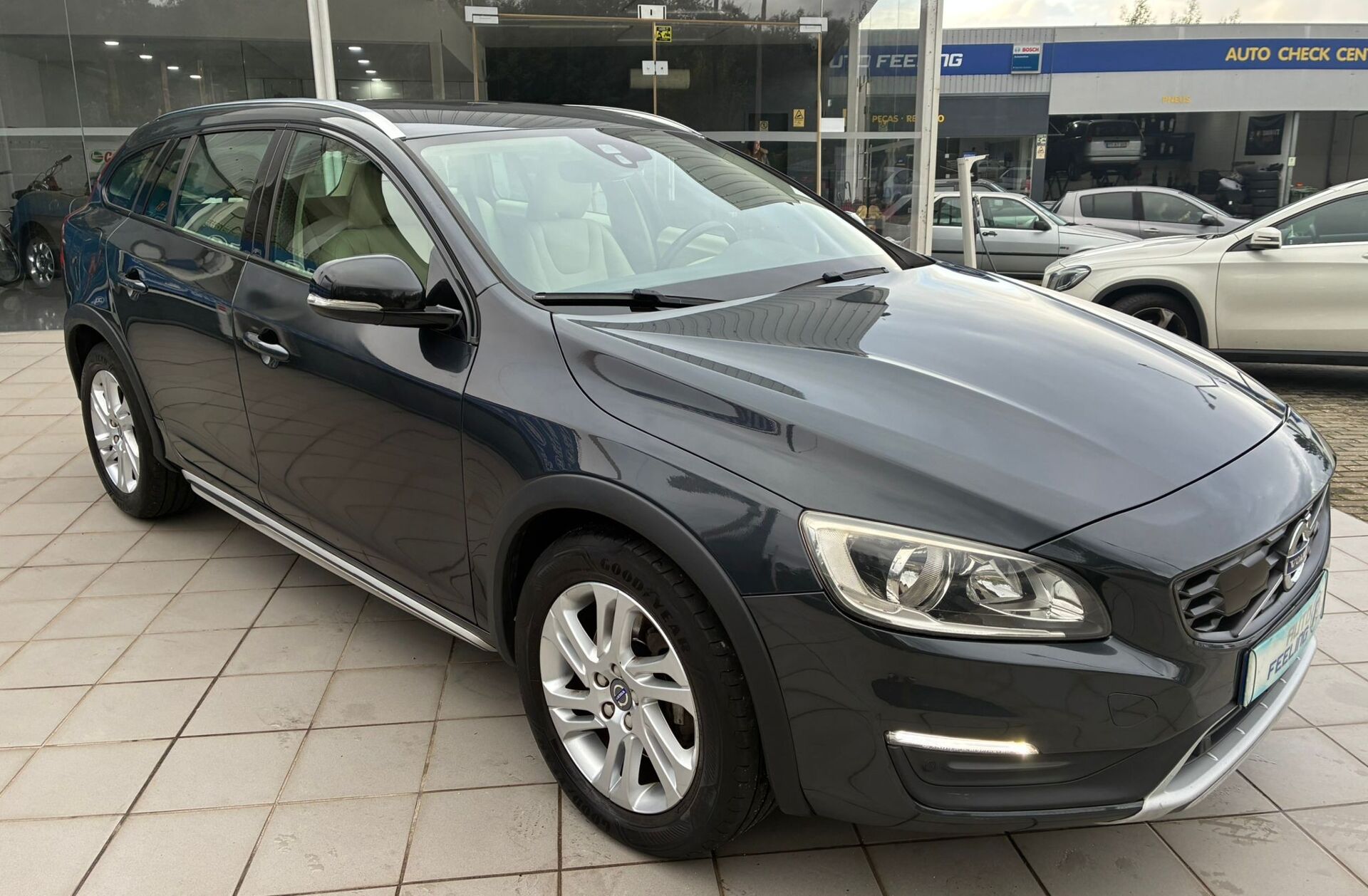 VOLVO V60 CC 2.4 D4 Momentum AWD