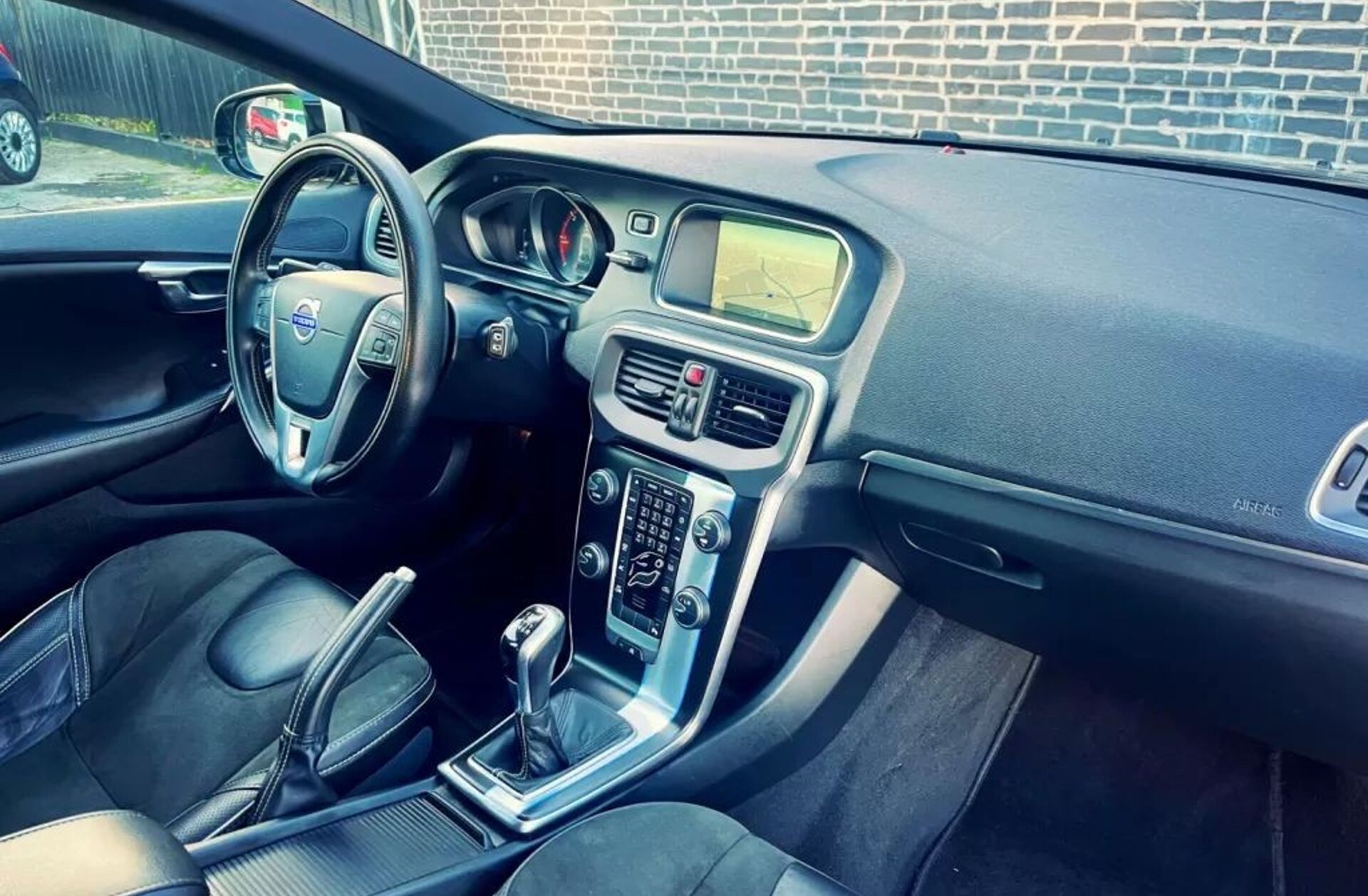 VOLVO V40 2.0 D4 R-Design