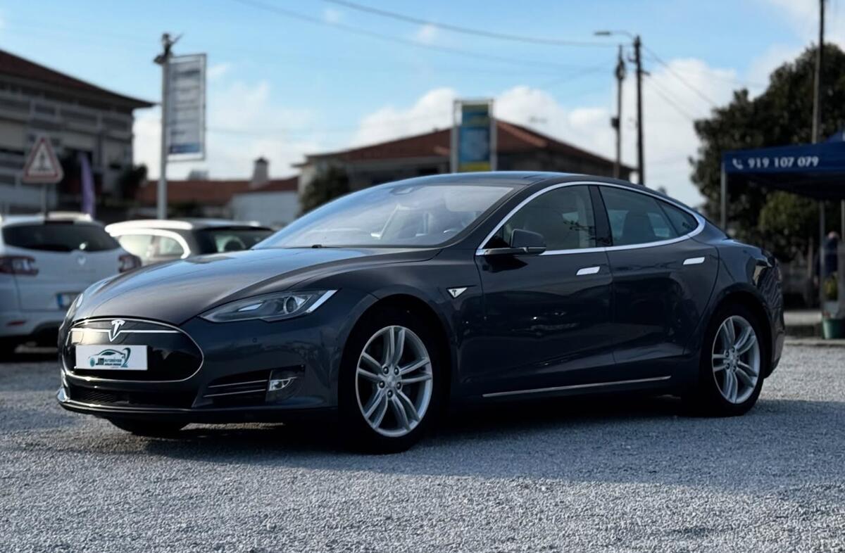 TESLA Model S 85