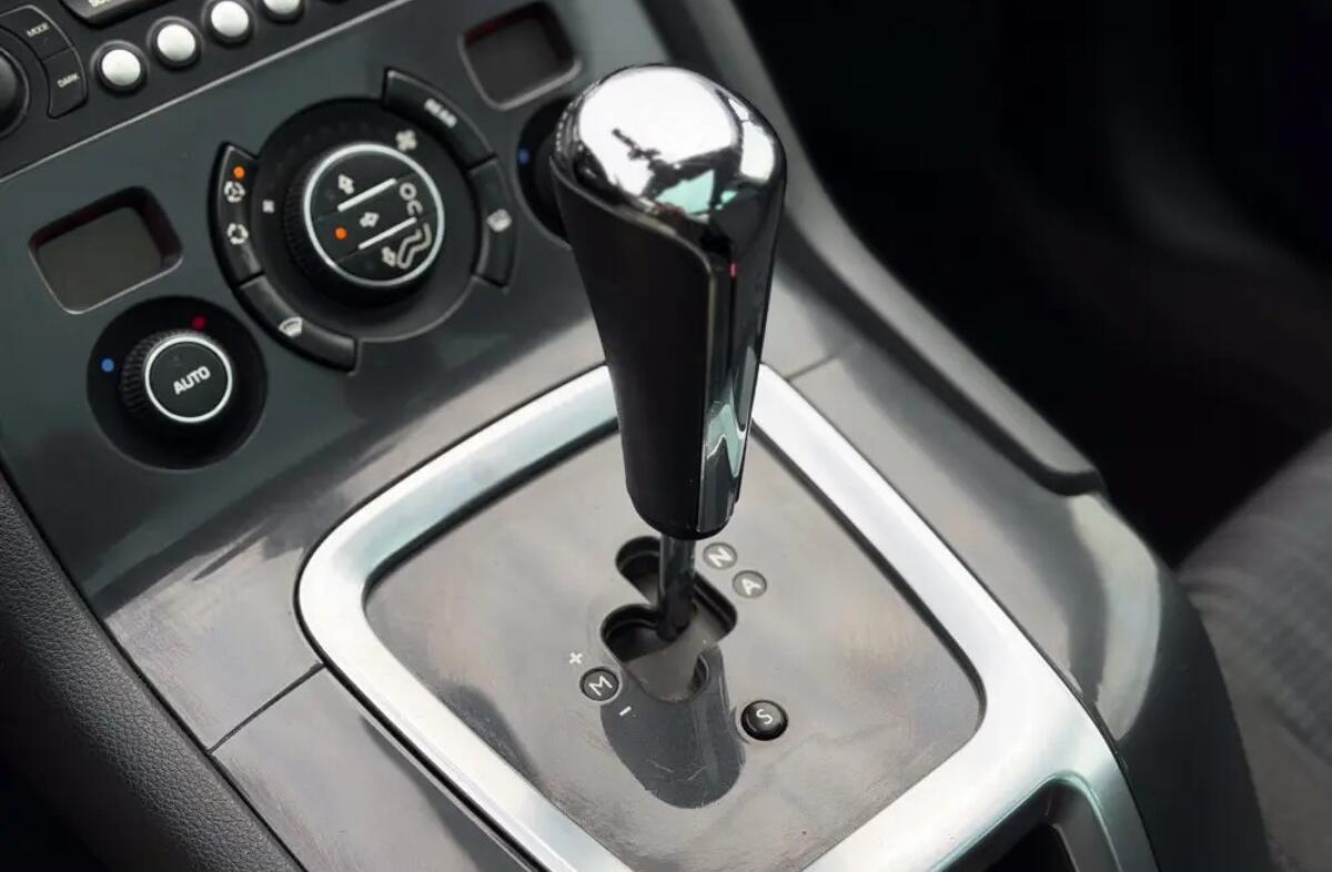 PEUGEOT 5008 1.6 e-HDi Active 2-Tronic