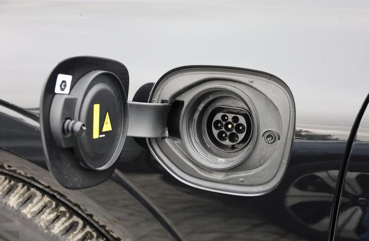 VOLVO XC60 2.0 T6 PHEV Plus Dark AWD