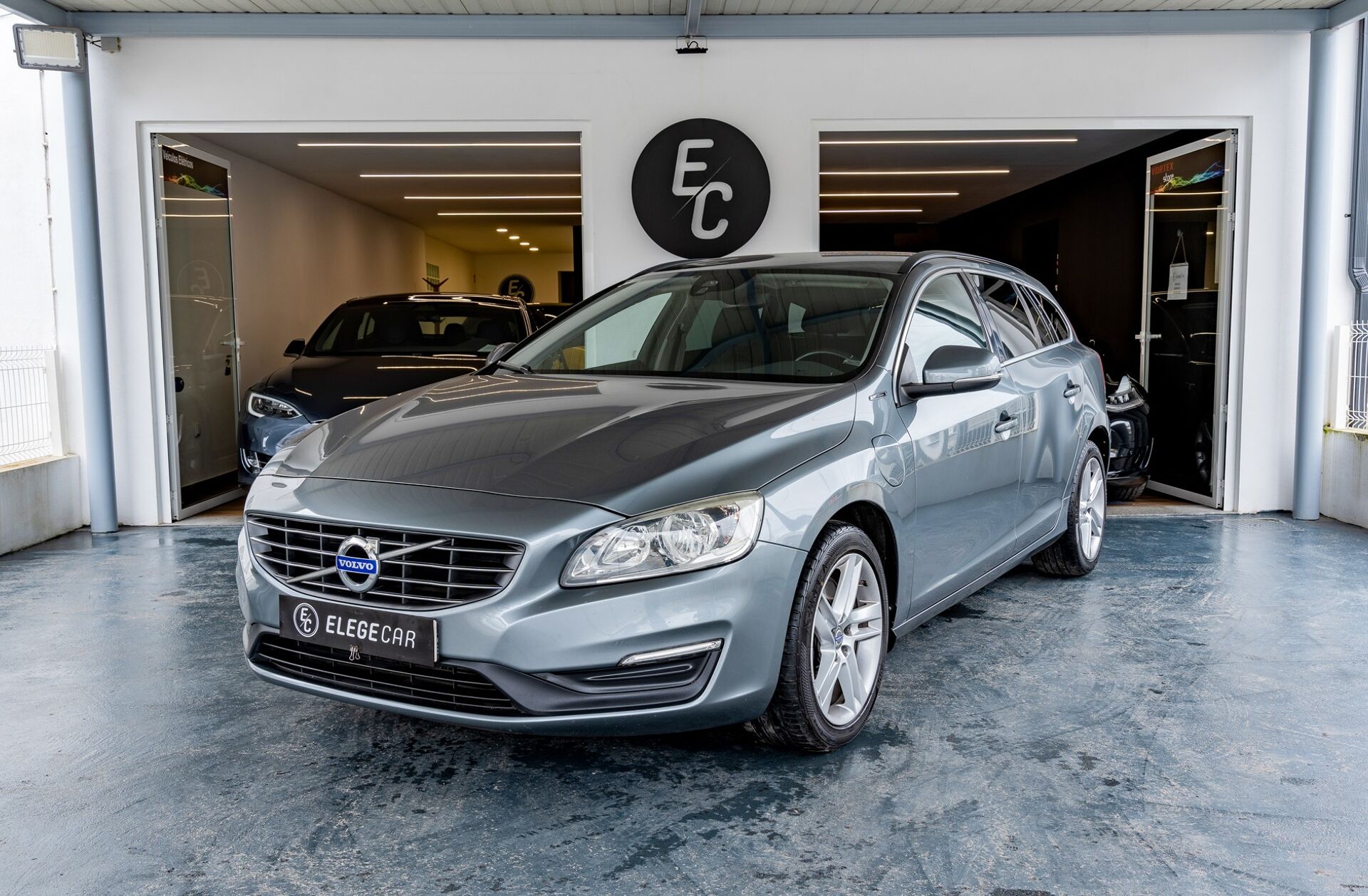 VOLVO V60 2.4 D6 Momentum AWD Phev