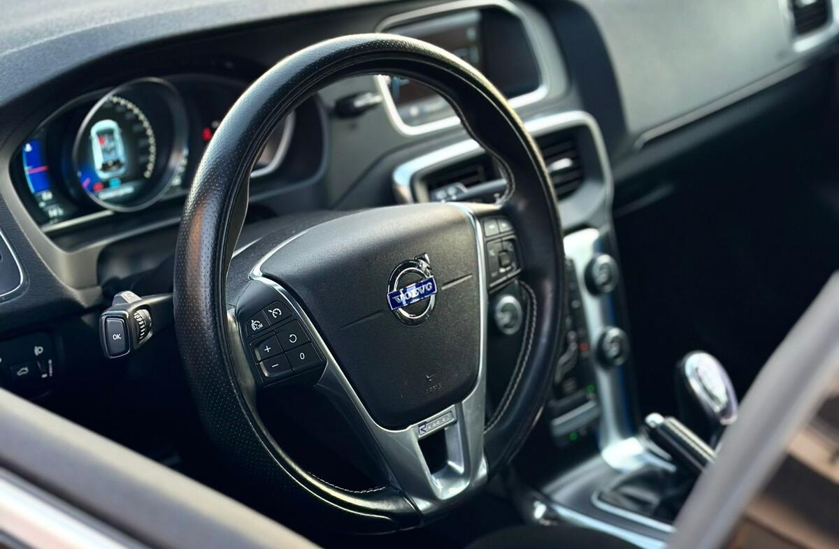 VOLVO V40 1.6 D2 R-Design