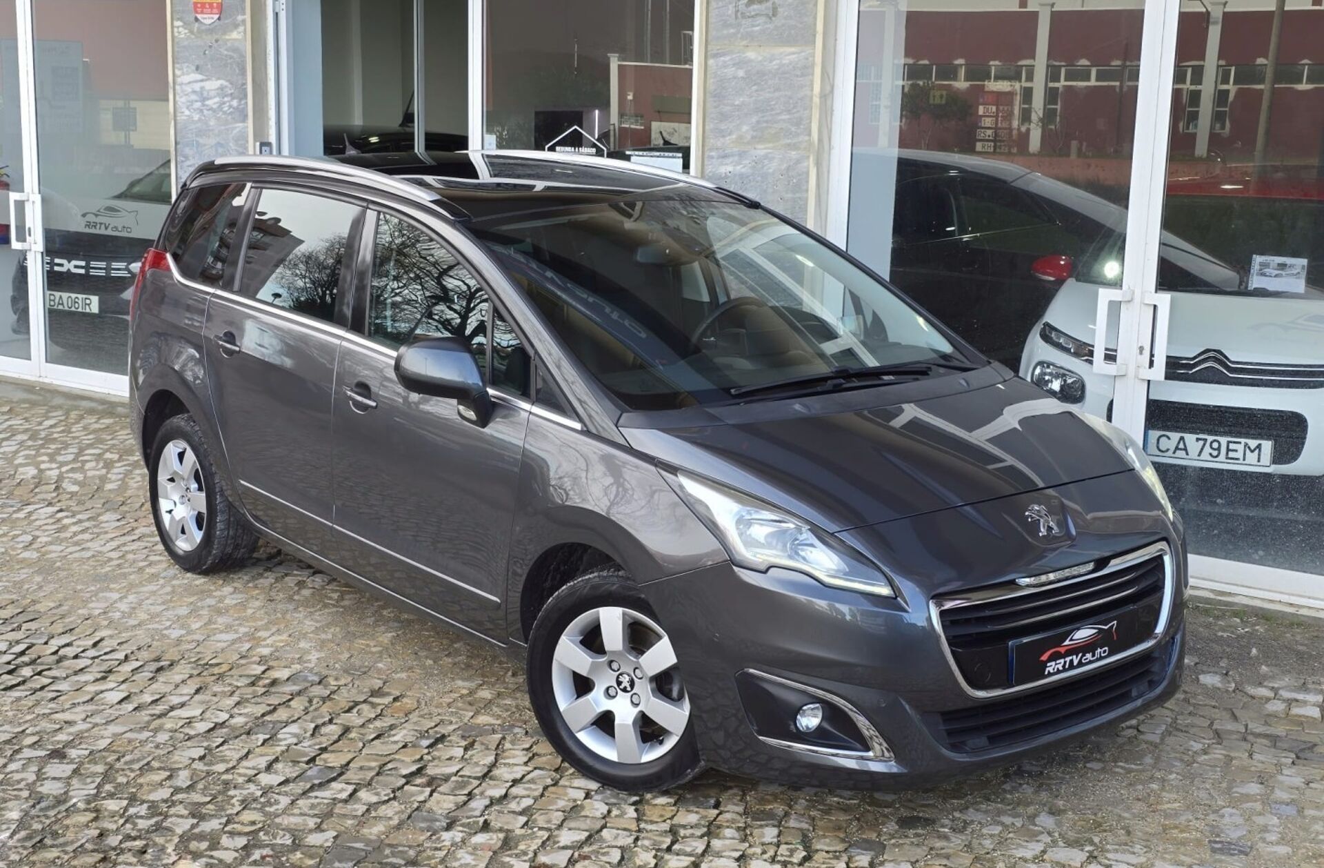 PEUGEOT 5008 1.2 PureTech Allure