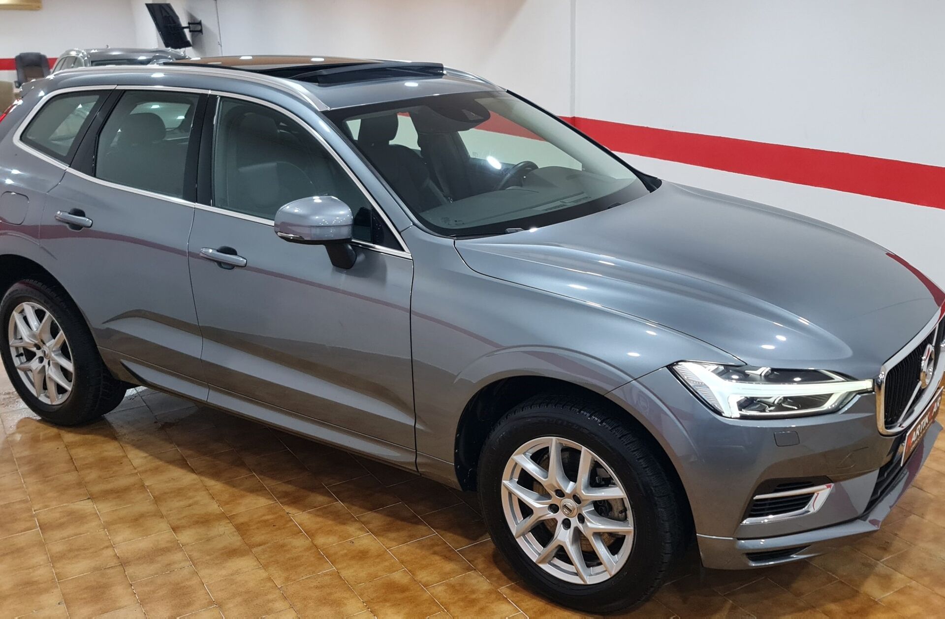 VOLVO XC60 2.0 T8 PHEV Momentum Plus AWD