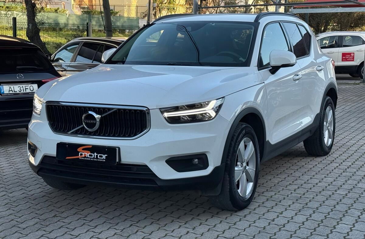 VOLVO XC40 1.5 T3 Momentum Tech Edition