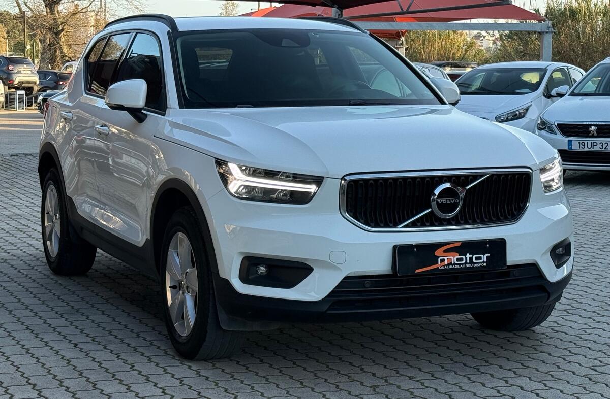 VOLVO XC40 1.5 T3 Momentum Tech Edition