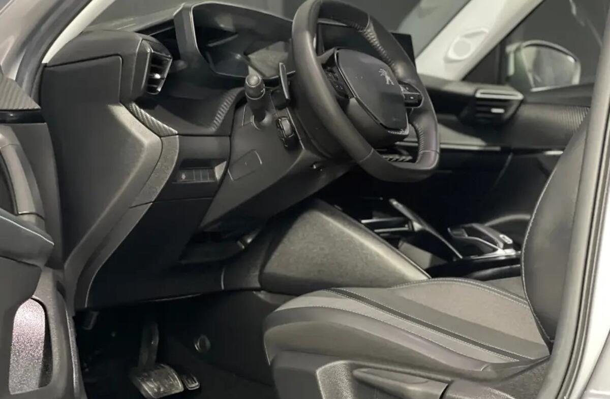 PEUGEOT 2008 1.2 PureTech Allure EAT8