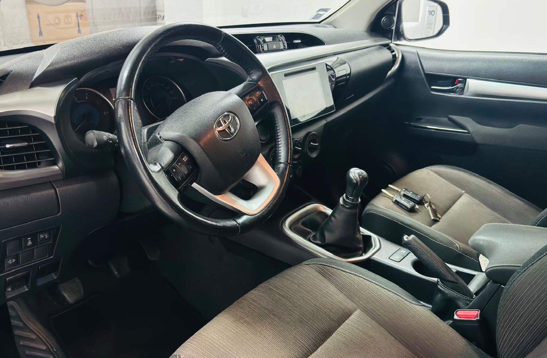 TOYOTA Hilux 2.4 D-4D 2WD CD Tracker