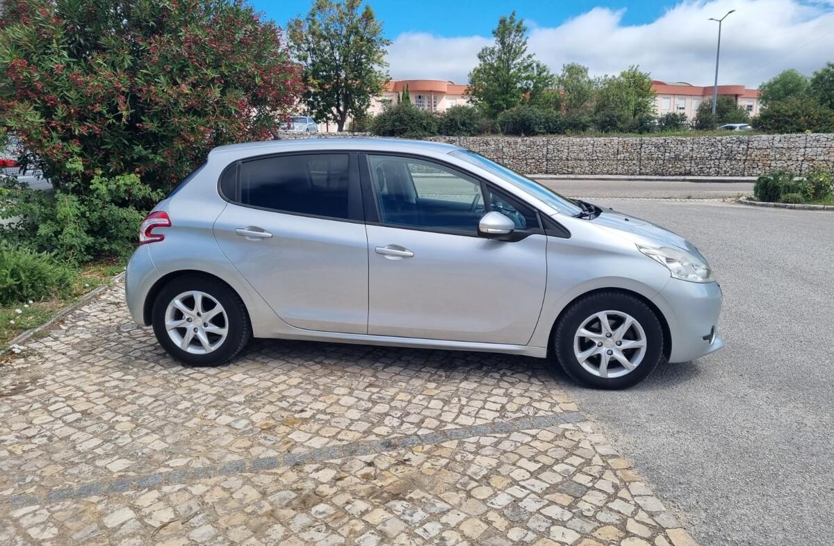 PEUGEOT 208 1.4 HDi Allure