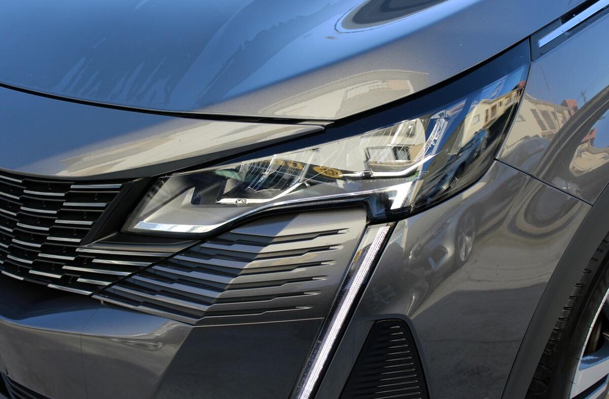 PEUGEOT 3008 1.6 Hybrid Allure e-EAT8