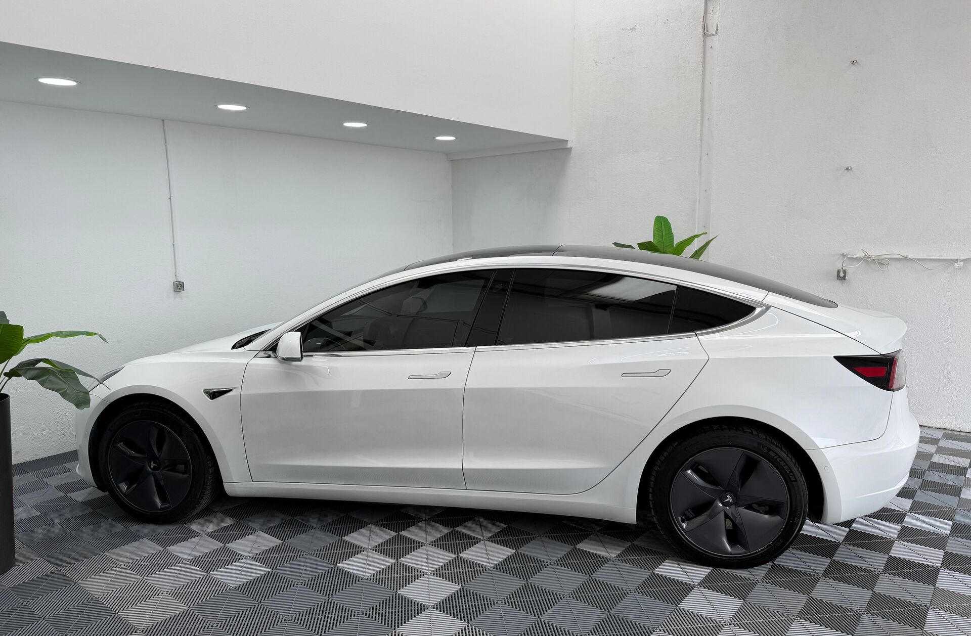 TESLA Model 3 Standard Range Plus RWD