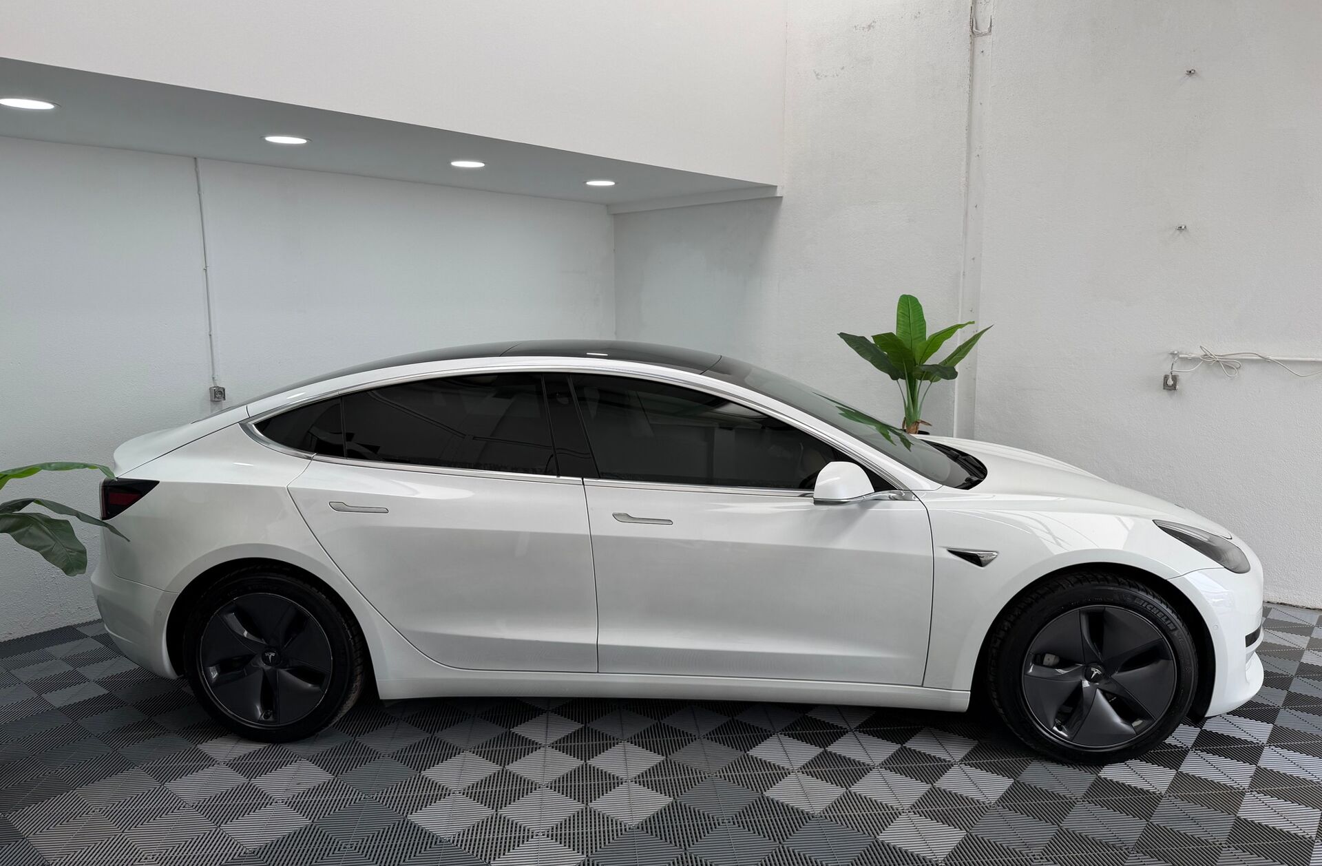 TESLA Model 3 Standard Range Plus RWD