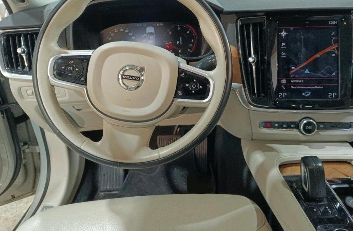 VOLVO V90 2.0 B4 Momentum Plus Geartronic