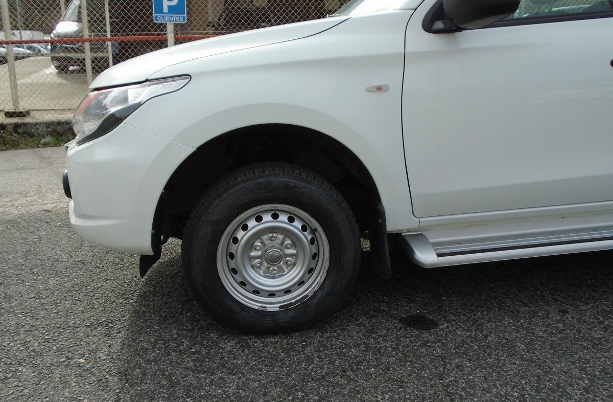 MITSUBISHI L 200 2.4 DI-D CD Invite 4WD