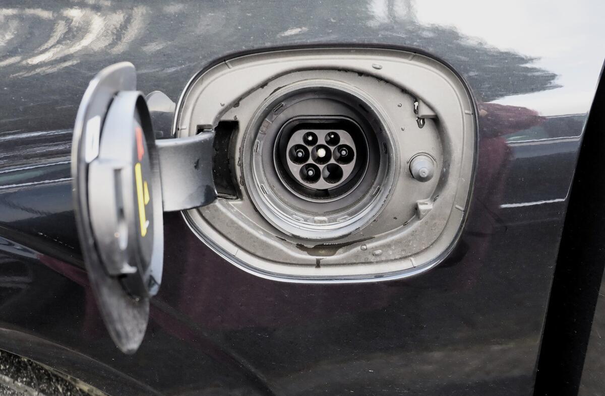 VOLVO XC60 2.0 T6 PHEV Plus Dark AWD