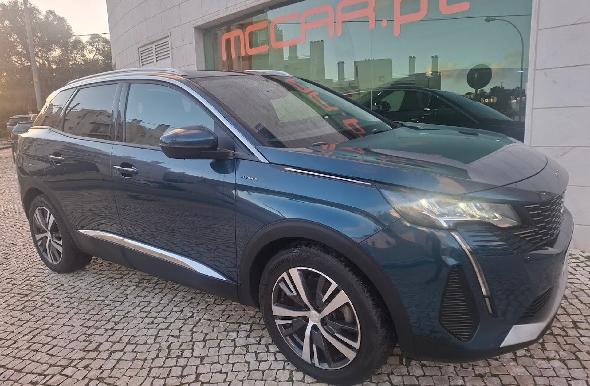 PEUGEOT 3008 1.6 Hybrid Allure e-EAT8