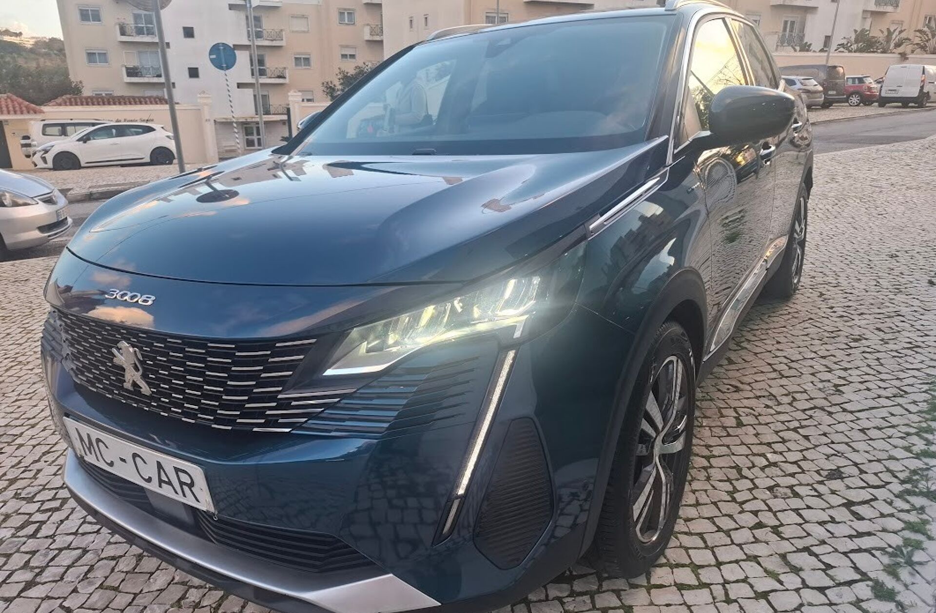 PEUGEOT 3008 1.6 Hybrid Allure e-EAT8