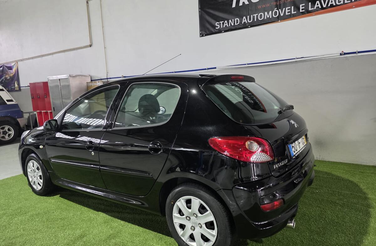 PEUGEOT 206 + 1.1 Urban