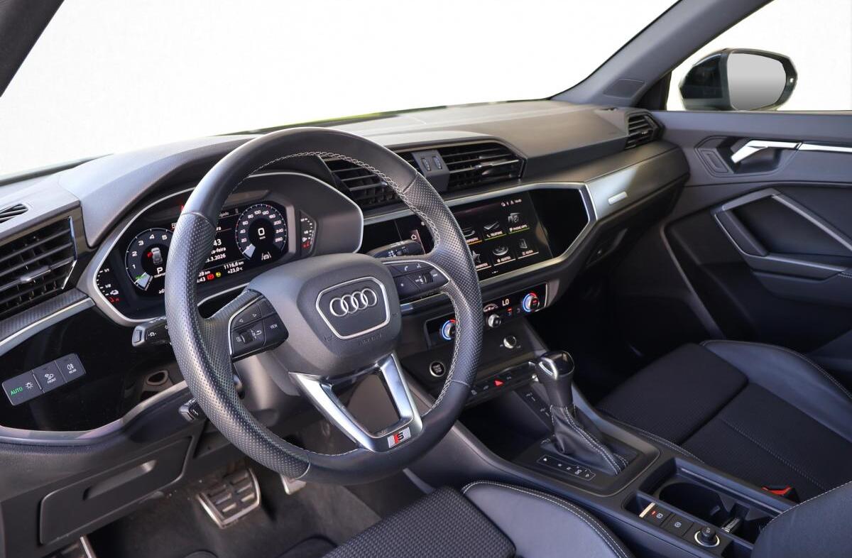 AUDI Q3 45 TFSIe S line S tronic