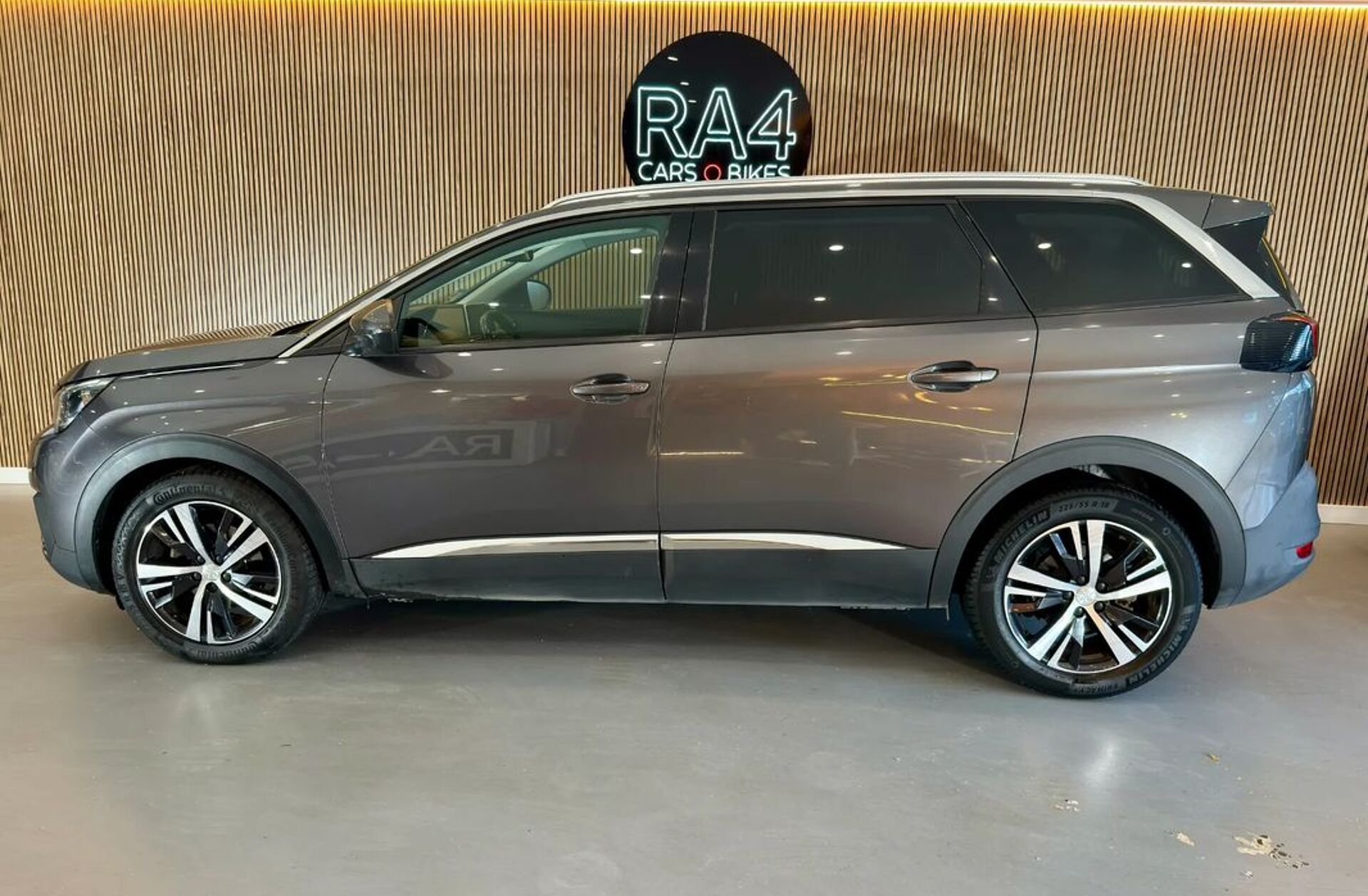 PEUGEOT 5008 1.5 BlueHDi Active