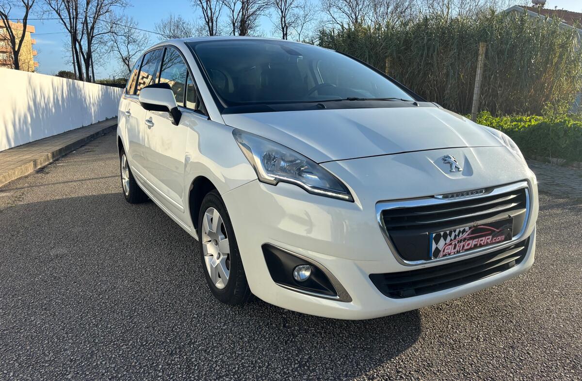 PEUGEOT 5008 1.6 HDi Allure J17