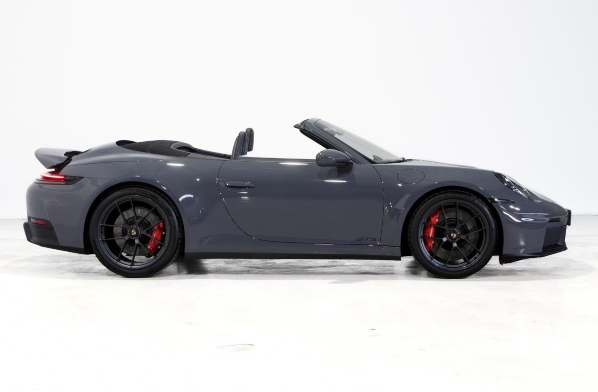 PORSCHE 911 Carrera 4 GTS