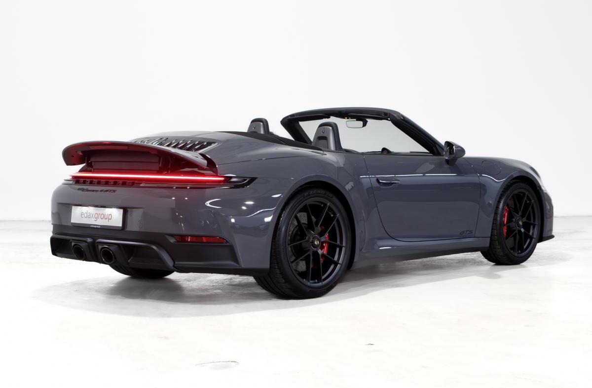 PORSCHE 911 Carrera 4 GTS