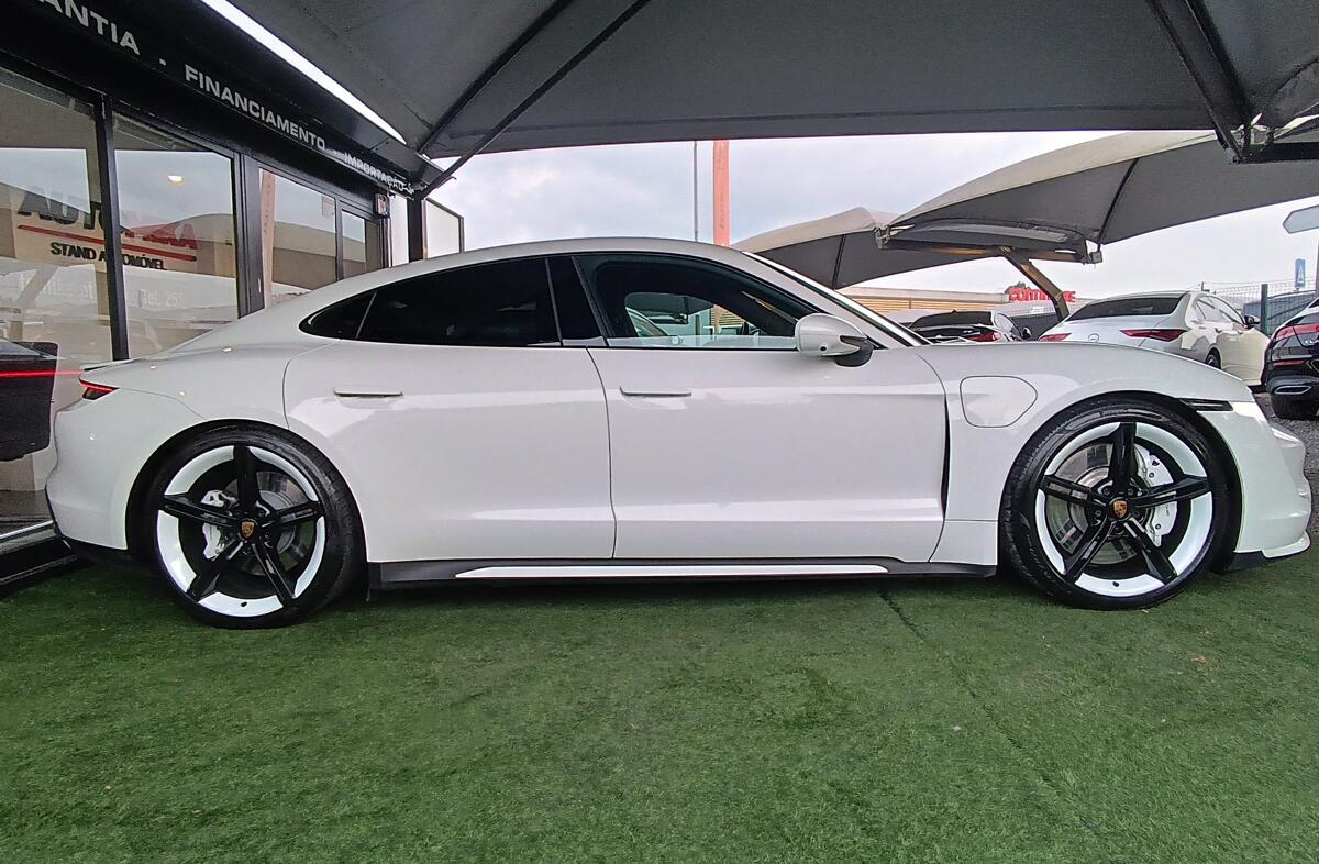 PORSCHE Taycan Turbo