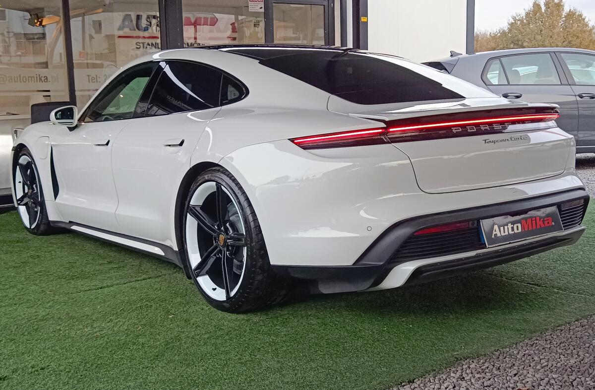 PORSCHE Taycan Turbo