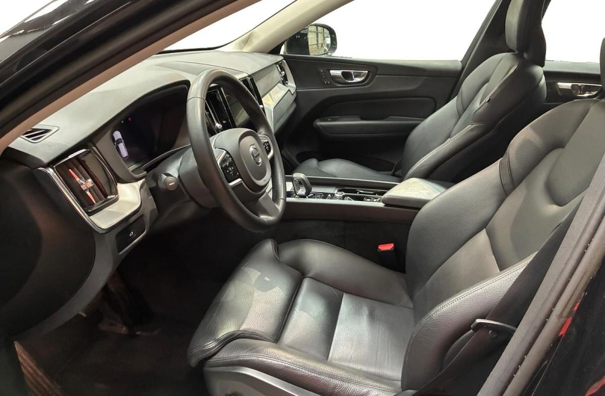 VOLVO XC60 2.0 B4 Plus Dark