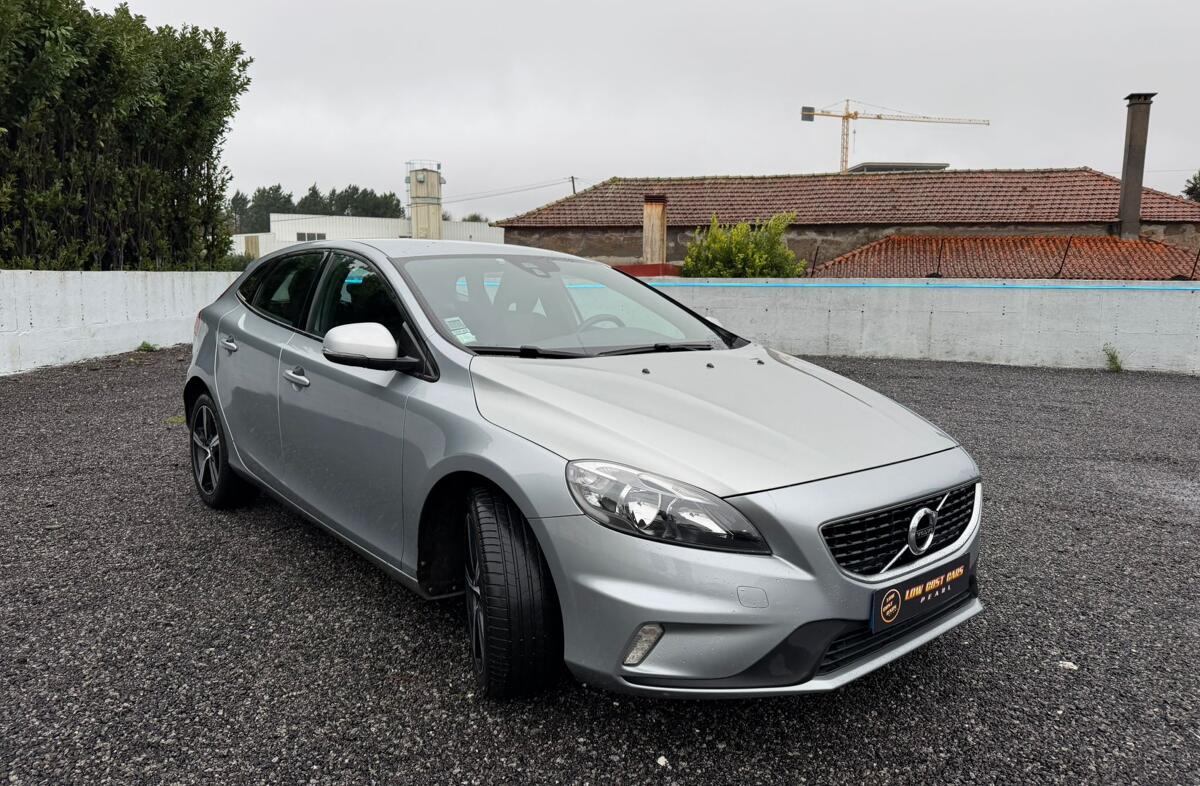 VOLVO V40 2.0 D2 R-Design