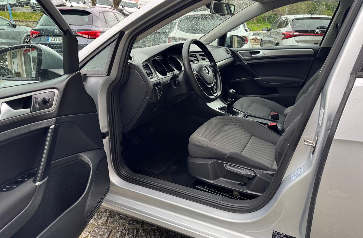 VOLKSWAGEN Golf 1.6 TDi Confortline