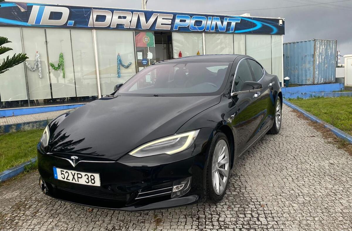 TESLA Model S 75D