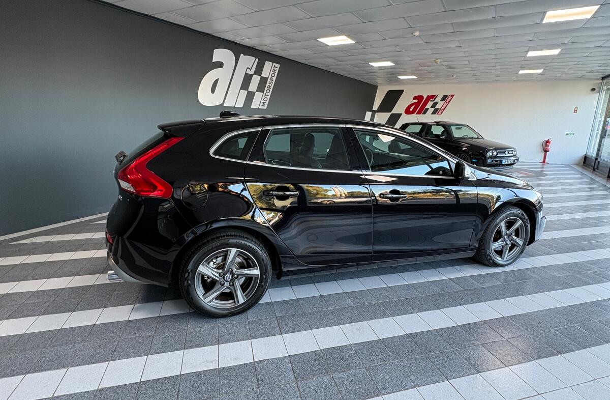 VOLVO V40 2.0 D2 R-Design Momentum