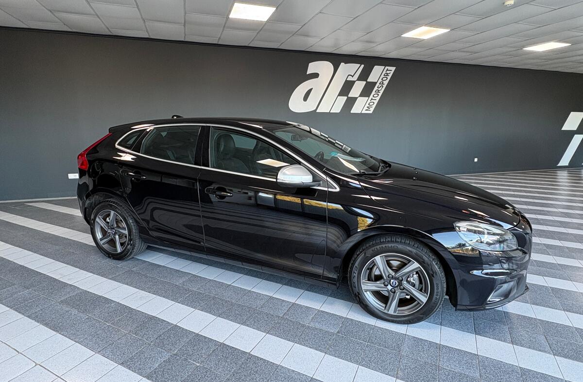 VOLVO V40 2.0 D2 R-Design Momentum