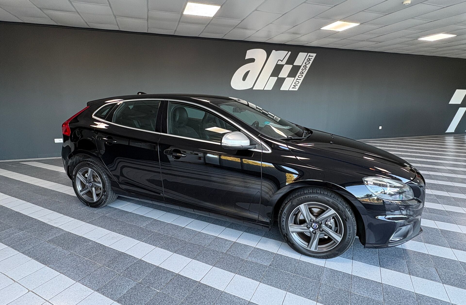 VOLVO V40 2.0 D2 R-Design Momentum